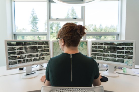 A Vizzion staff member uses Vizzion’s Desktop Video Wall